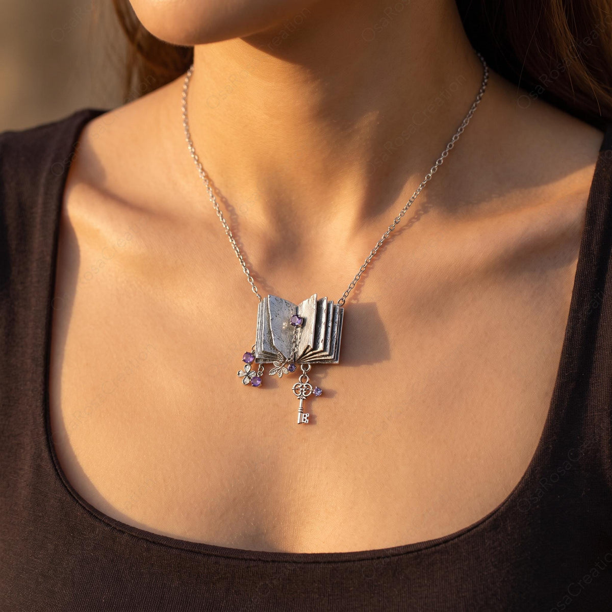 Collier-livre violet