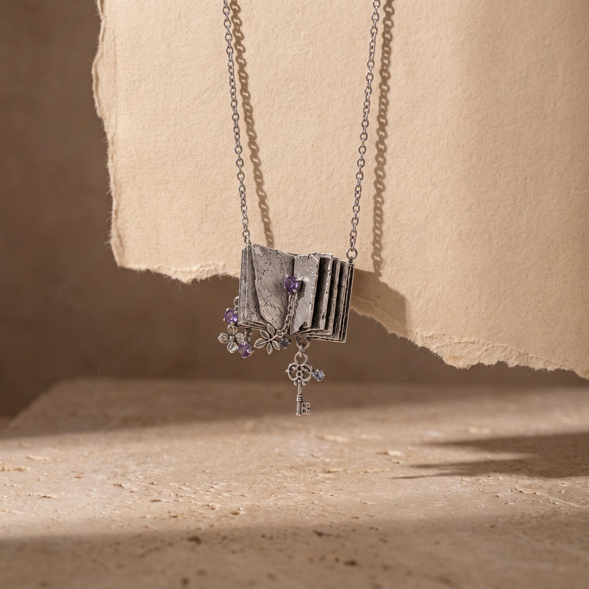 Collier-livre violet