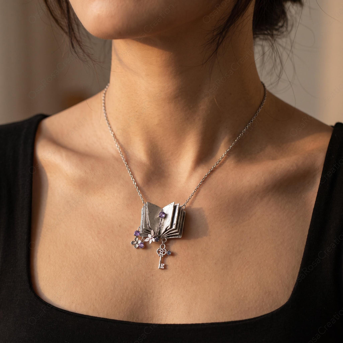 Collier-livre violet