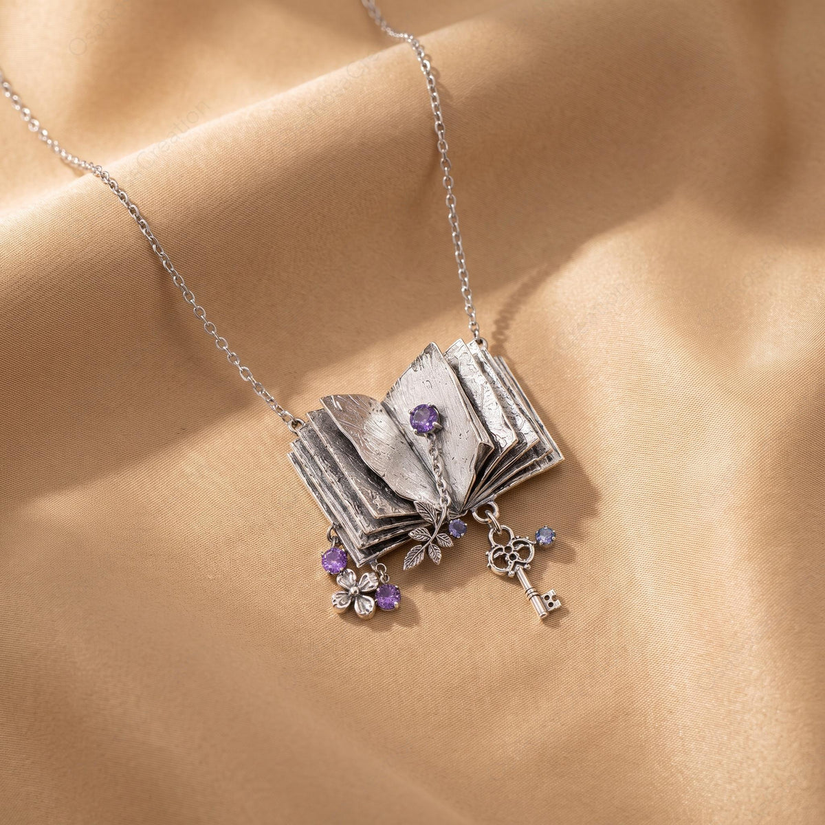 Collier-livre violet
