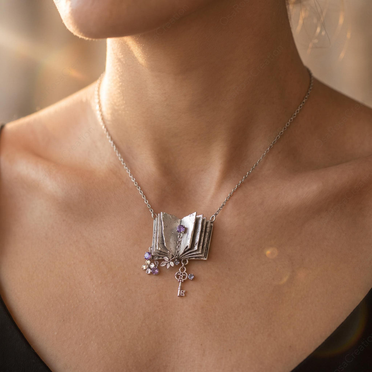 Collier-livre violet